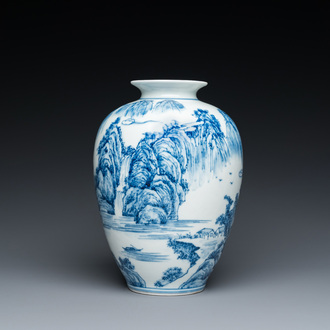 Vase en porcelaine de Chine en bleu et blanc à décor d'un paysage montagneux, marque de Kangxi, République