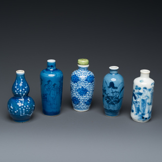 Cinq tabatières en porcelaine de Chine en bleu et blanc, 19ème