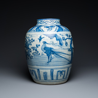 Grand pot en porcelaine de Chine en bleu et blanc à décor d'un faisan, Ming