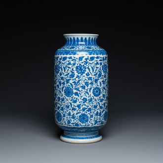 Vase en porcelaine de Chine en bleu et blanc à décor de rinceaux de lotus de style Ming, marque de Qianlong mais probablement postérieur