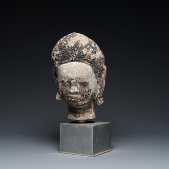 Een stenen Khmer hoofd met sporen van polychromie, Cambodja of Thailand, 13/16e eeuw