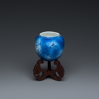 Mangeoire d'oiseaux en porcelaine de Chine à décor d'un dragon sur fond bleu poudré, 19ème