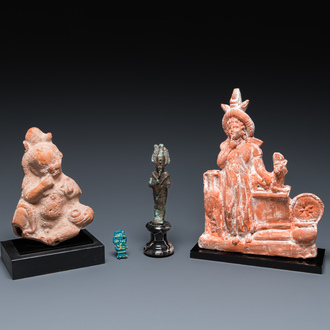 Twee Egyptische terracotta sculpturen, een bronzen sculptuur van Osiris en een turquoise-geglazuurd amulet, Late Tijd en Ptolemaïsche periode
