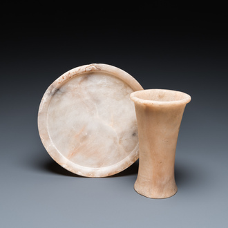 Een Egyptische albasten vaas en een schotel, Oude Rijk