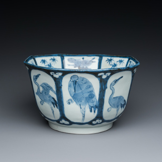 Een Japanse blauw-witte octagonale 'kraanvogels' kom, Edo, 18e eeuw