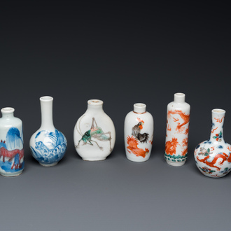 Quatre tabatières et deux vases miniatures en porcelaine de Chine, 19/20ème