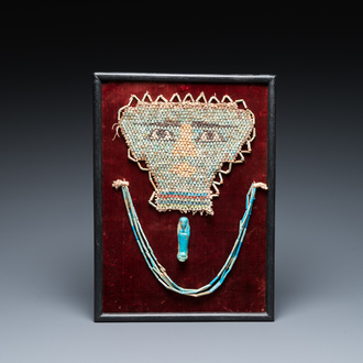 Een Egyptisch dodenmasker in faience parels, een oushabti en een ketting, Ptolemaïsche periode