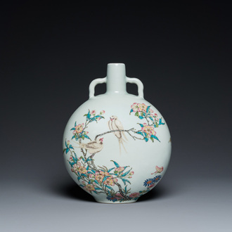Vase de forme 'bianhu' en porcelaine de Chine famille rose à décor d'oiseaux parmi des branches fleuries, marque de Yongzheng, 20ème