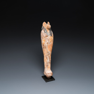 Een Egyptische stucco beschilderde houten Anubis sculptuur, Nieuwe Rijk