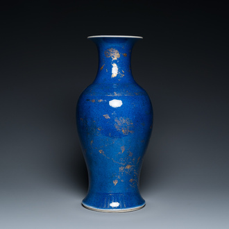 Een Chinese poederblauwe vaas met verguld floraal decor, 18/19e eeuw