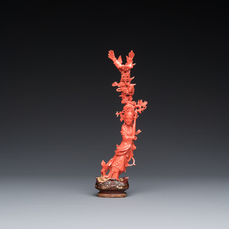 A Chinese red coral figure of a standing lady holding a vase, 19/20th C.