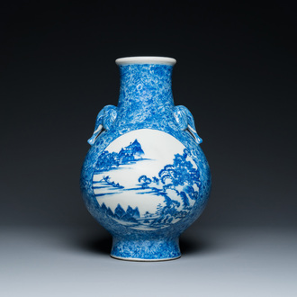 Vase de forme 'hu' en porcelaine de Chine en bleu et blanc, marque de Qianlong, République