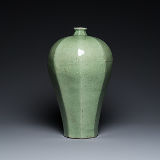 Grand vase de forme 'meiping' octogonale en porcelaine de Chine en céladon monochrome, 18/19ème