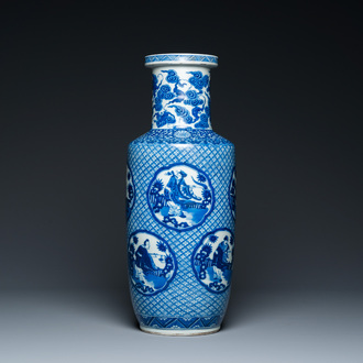 Vase de forme rouleau en porcelaine de Chine en bleu et blanc à décor d'immortels, marque de Kangxi, 19ème