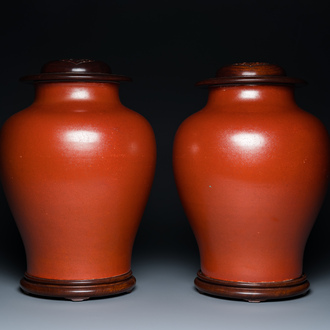 Paire de pots en porcelaine de Chine en rouge de corail monochrome sur socles et aux couvercles en bois, République