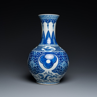 Vase de forme bouteille en porcelaine de Chine en bleu et blanc, 19ème