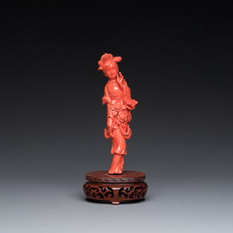 Sculpture d'une femme debout en corail rouge, Chine, 19/20ème