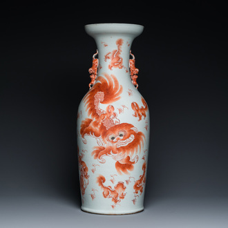 Vase en porcelaine de Chine à décor de lions bouddhistes en rouge de fer, 19ème