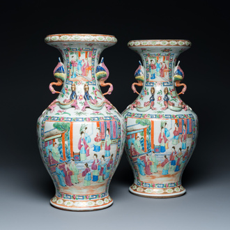 Paire de vases en porcelaine de Chine famille rose de Canton aux anses en forme de canards, 19ème