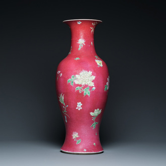 Vase en porcelaine de Chine famille rose à fond rouge de rubis au sgraffito, marque de Qianlong, République