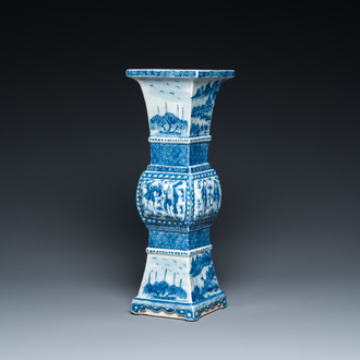 Vase de forme 'gu' carré en porcelaine de Chine en bleu et blanc, 19ème