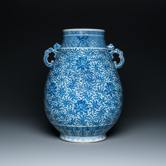 Een Chinese blauw-witte 'hu' vaas met lotusslingers, Qianlong merk, 19e eeuw