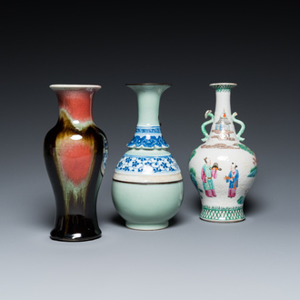 Un vase en porcelaine de Chine famille rose, un à émail flambé et un en bleu et blanc au fond céladon, 19/20ème