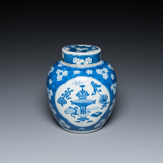 Een Chinese blauw-witte dekselpot met decor van antiquiteiten, Kangxi