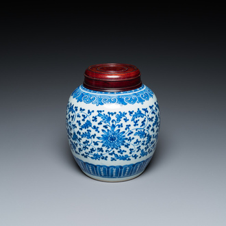 Pot en porcelaine de Chine en bleu et blanc à décor de rinceaux de lotus, Qianlong