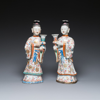 Paire de grands bougeoirs en forme de femmes de cour en porcelaine de Chine famille rose, Qianlong