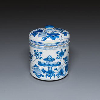 Pot couvert en porcelaine de Chine en bleu et blanc à décor d'antiquités, Kangxi