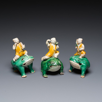 Trois sculptures de Liu Hai sur le crapaud en biscuit émaillé vert, Chine, Kangxi