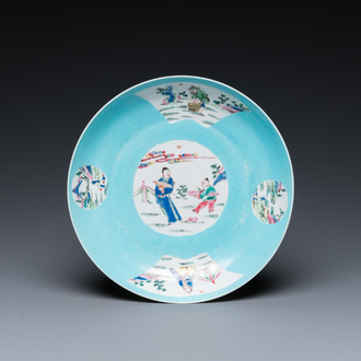 Een Chinees semi-eierschaal famille rose bord met turquoise fondkleur, Yongzheng merk en periode