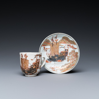 Rare tasse et soucoupe en porcelaine de Chine à décor d'un navire marchand en doré, grisaille et rouge de fer, Yongzheng/Qianlong