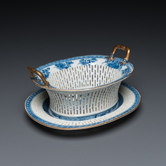 Panier ajouré sur son présentoir en porcelaine de Chine en bleu et blanc, Qianlong