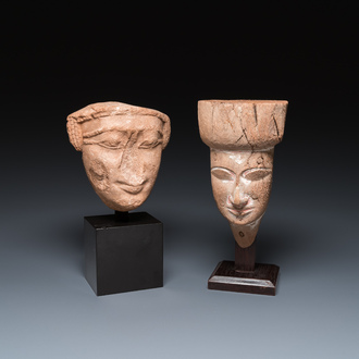 Een Egyptisch houten dodenmasker en een zandstenen hoofd, Late Tijd en Saïtische periode