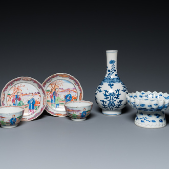 Un vase de forme bouteille, une tazza et deux tasses et soucoupes en porcelaine de Chine en bleu et blanc et famille rose, Kangxi et postérieur