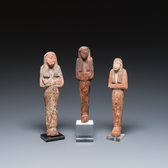 Drie Egyptische houten oushabti met polychromie, Nieuwe Rijk
