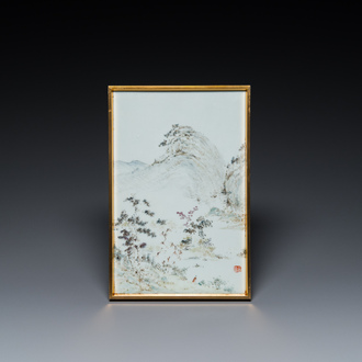 Plaque en porcelaine de Chine qianjiang cai à décor d'un paysage montagneux, 19ème