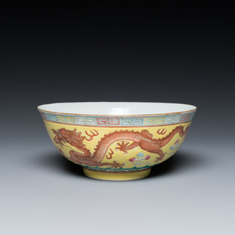Bol en porcelaine de Chine famille rose à fond jaune, marque et époque de Guangxu