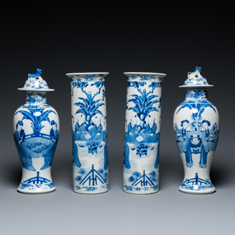 Garniture de quatre vases en porcelaine de Chine en bleu et blanc à décor de 'dames et garçons', marque de Kangxi, 19ème