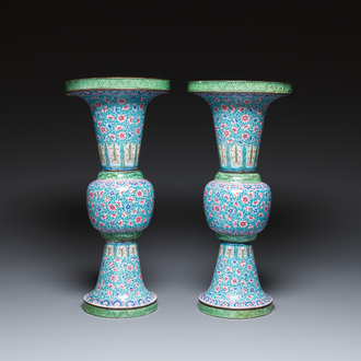 Paire de vases de forme 'gu' en émaux de Canton à décor floral, Chine, Qianlong