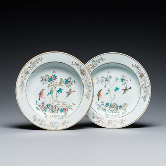 Paire de plats en porcelaine de Chine famille rose à décor de pies et de pivoines, Yongzheng/Qianlong