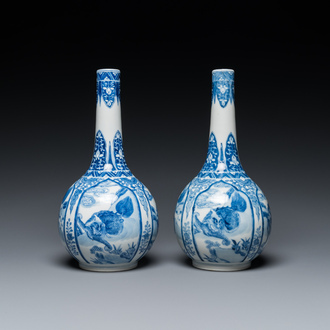 Paire de vases de forme bouteille en porcelaine de Chine en bleu et blanc à décor d'animaux mythiques, 19ème