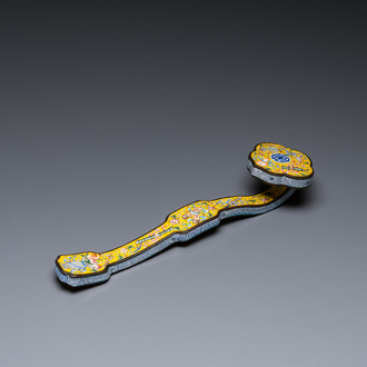 Een Chinese 'bajixiang' ruyi scepter in Peking email met gele fondkleur, Qianlong merk, 19/20e eeuw