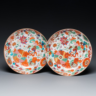Paire d'assiettes en porcelaine de Chine famille rose à décor dit 'pseudo-feuilles de tabac', Qianlong