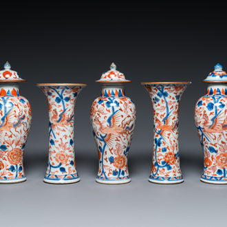 Garniture de cinq vases en porcelaine de Chine de style Imari à décor de phénix, Kangxi/Yongzheng