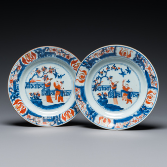 Paire d'assiettes en porcelaine de Chine de style Imari à décor d'une femme avec deux garçons, Kangxi