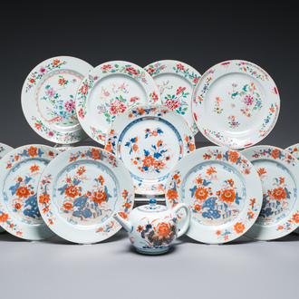Onze assiettes en porcelaine de Chine famille rose et de style Imari et une théière couverte, Kangxi/Qianlong