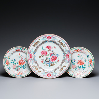 Un plat et une paire d'assiettes en porcelaine de Chine famille rose, Yongzheng